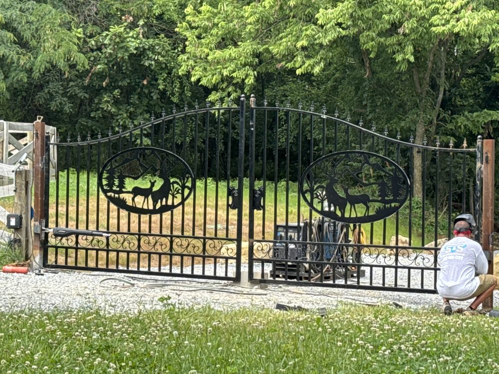 Custom horse-themed ornate driveway gate by S&S Fencing, Kentucky horse farm
